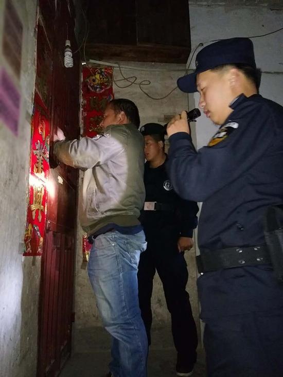 那曲地区粗心妈妈误将幼女锁家中 